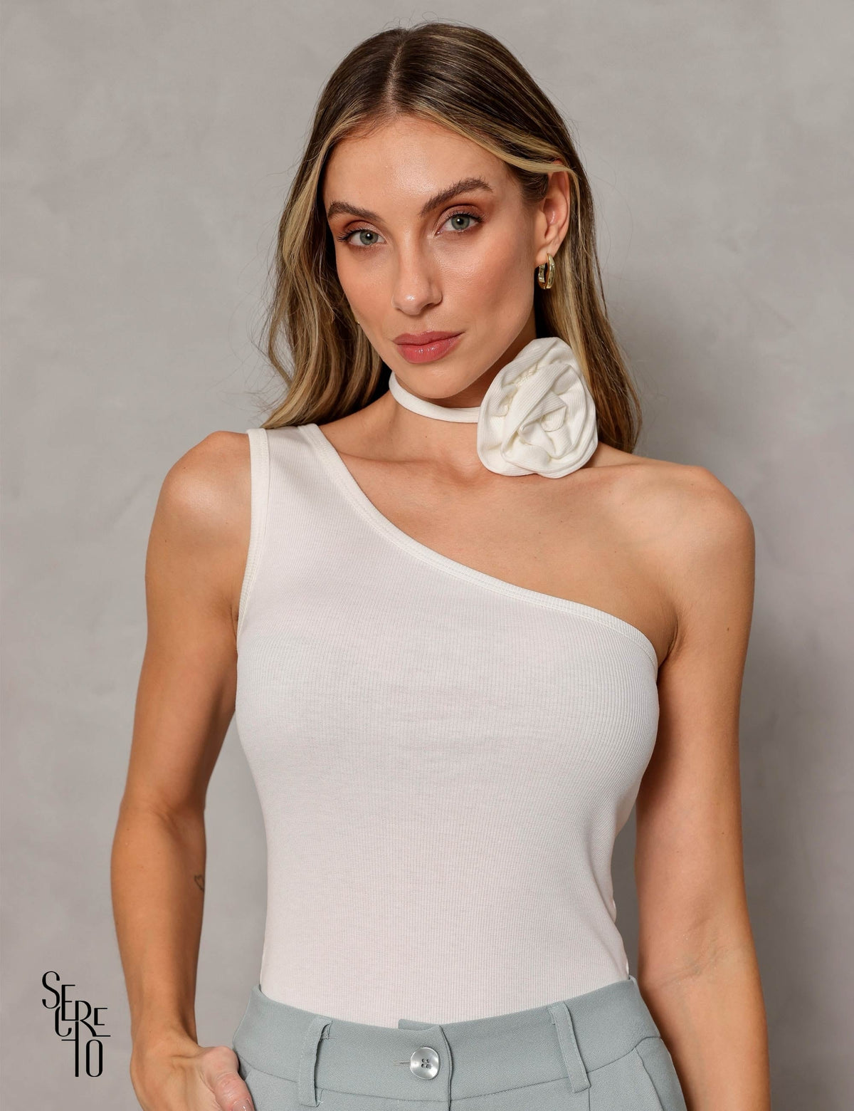 Regata Um Ombro Canelado com Choker Flor Off