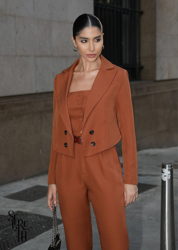 Blazer Cropped Alfaiataria Bruna Caramelo