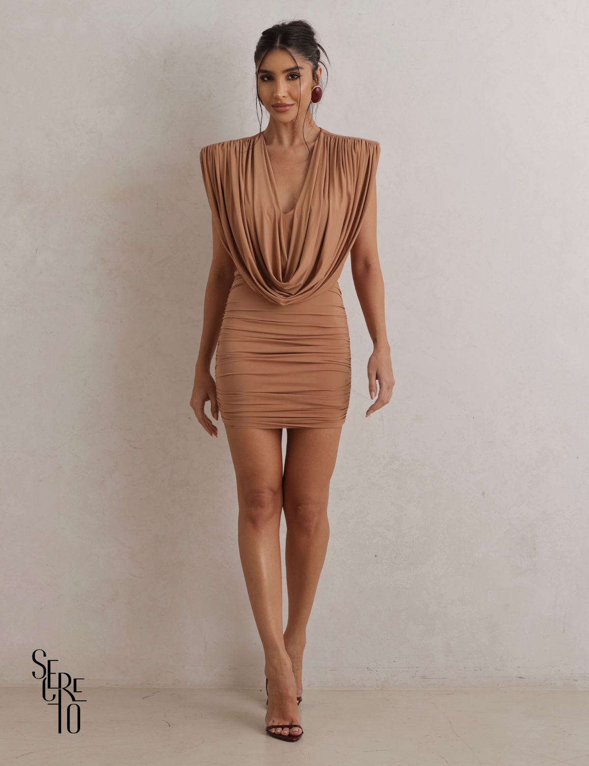 Vestido Curto Drapeado Karina Amendoa