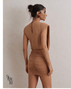 Vestido Curto Drapeado Karina Amendoa