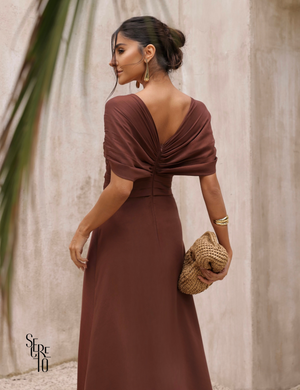 Vestido Longo Acetinado com Fenda Joana Marrom