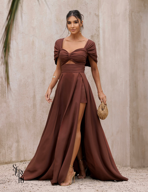 Vestido Longo Acetinado com Fenda Joana Marrom