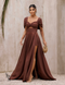 Vestido Longo Acetinado com Fenda Joana Marrom