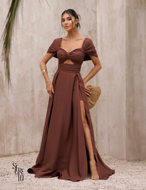 Vestido Longo Acetinado com Fenda Joana Marrom