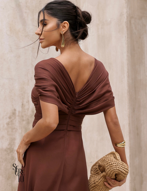 Vestido Longo Acetinado com Fenda Joana Marrom