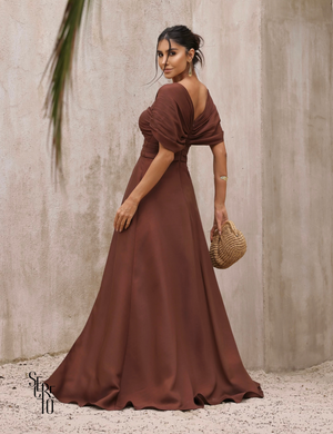 Vestido Longo Acetinado com Fenda Joana Marrom