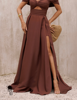 Vestido Longo Acetinado com Fenda Joana Marrom