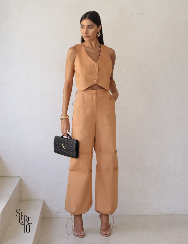 Conjunto Colete e Calça Sarja Malu Camel