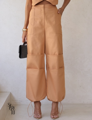 Conjunto Colete e Calça Sarja Malu Camel