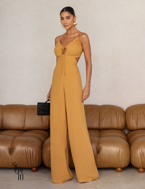 Macacão Busto Drapeado Agatha Caramelo