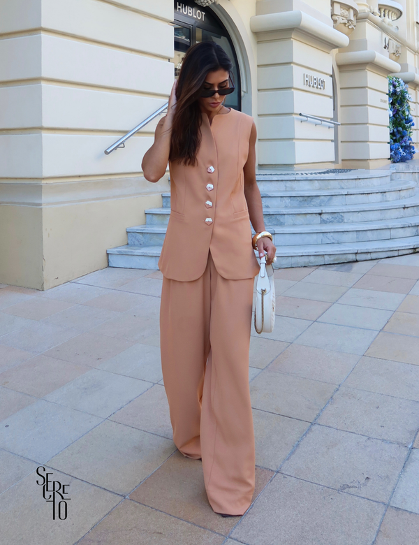 Conjunto Alfaiataria Colete  Botões Bicolor e Calça Pantalona Fernanda Camel