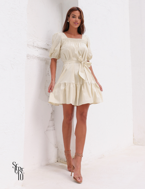 Vestido Curto Manga Bufante com Faixa Cristal Areia